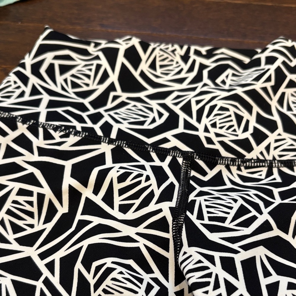 Lululemon Leggings Size 4 High Times Posey Black White Geometric Rose Print EUC - Picture 4 of 14